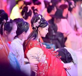 顺德汉服模特兼职(想做汉服模特去哪里找)
